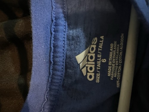 Camiseta Adidas azul con logotipo de camuflaje para niños - talla 6 - Imagen 9 de 9