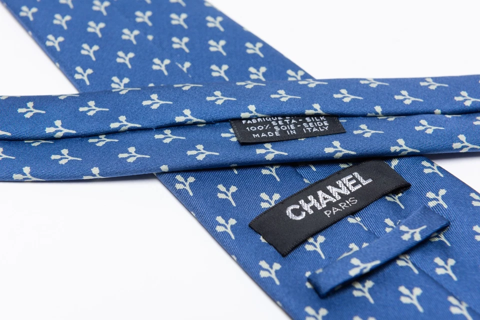 Chanel Paris Vintage Silk Necktie Blue & White Floral Tie 56.5 x 3.3 - Image 3 of 4