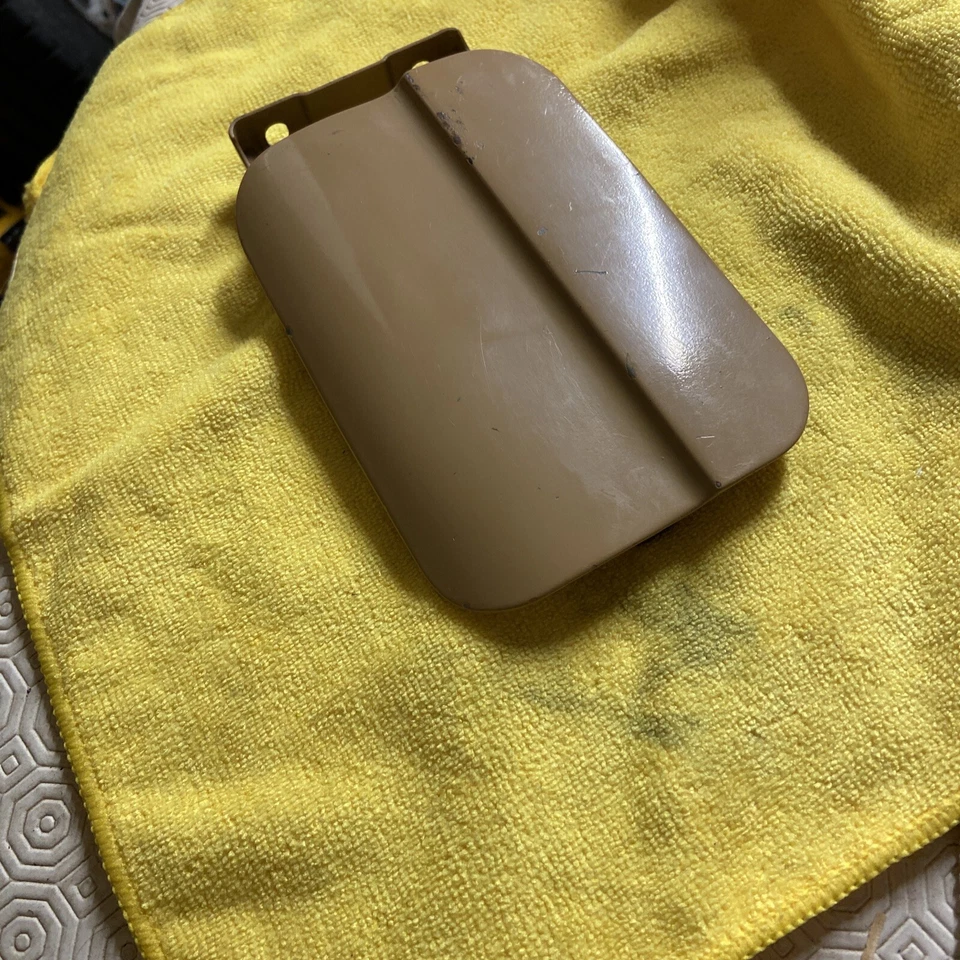 Solapa de llenado de combustible clásica beige berlina 230E, 280E 300E Mercedes Benz W123 Foto 2 de 4