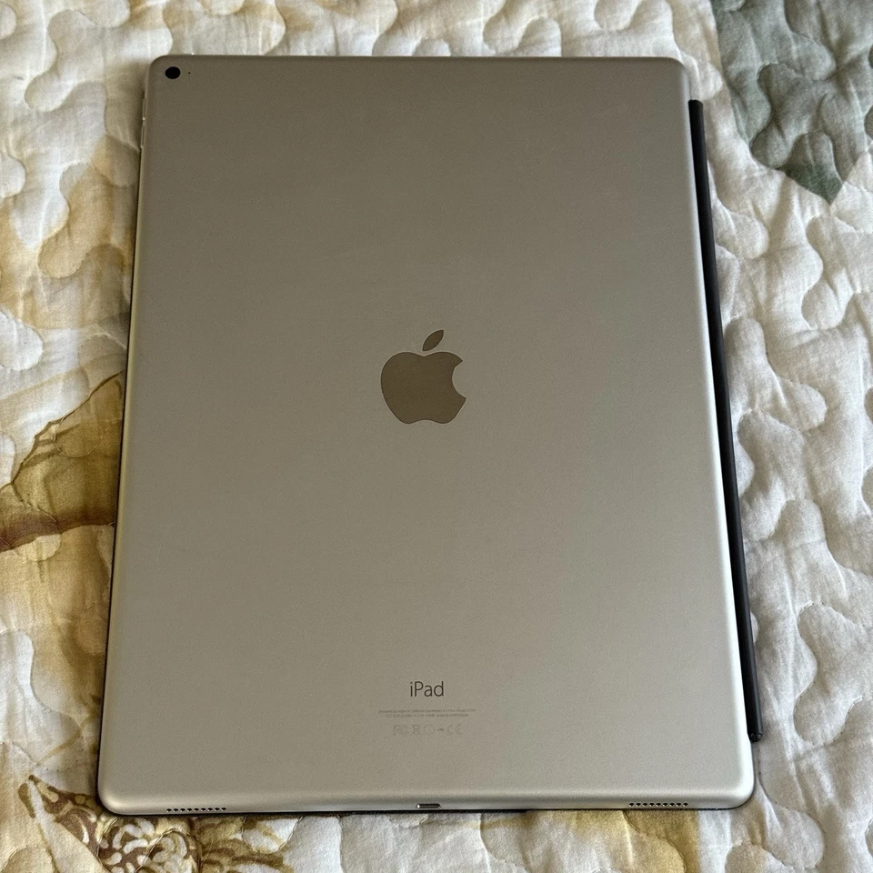 Apple iPad Pro 12.9-inch Wifi 128GB 1st Gen with 1st Gen Magic Keyboard Folio - Image 4 of 4