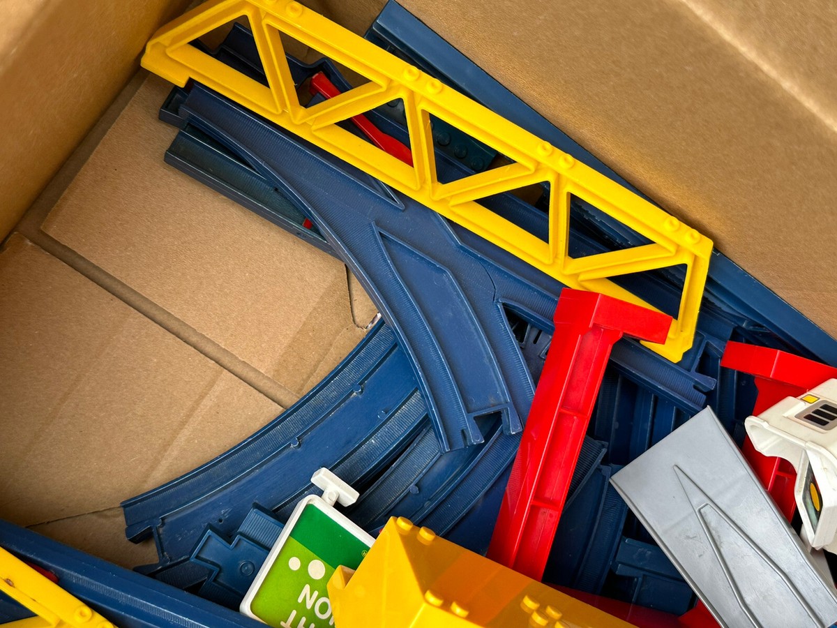 ⭐ Vintage TOMY Plastic TRAIN SET Railway Track / Buildings