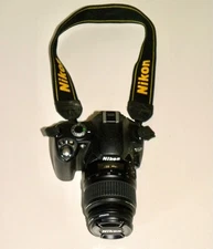 NIKON D40 Digital SLR Camera w/ AF-S DX 18-55mm Lens ~ Original Battery ~ Strap