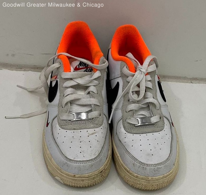 Kids White Nike Air Force 1 Sneakers Size 5Y
