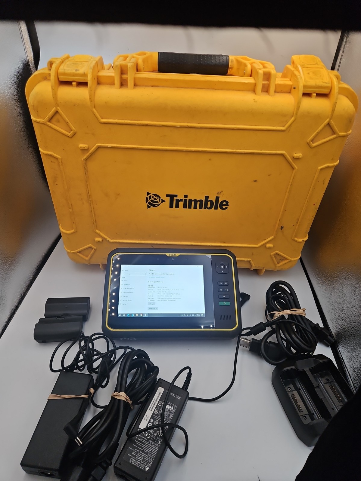 Trimble Tablet T7, 4 BATTERIES, Charger & Connection CABLES, & hard CASE