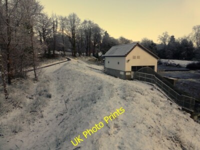 Foto 6x4 Schnee entlang des Camowen River Ein Oghmagh voraus ist der Wasserkraftplan c2015