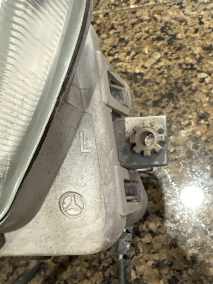 Conjunto de luz antiniebla delantera izquierda lado del conductor OEM 1990-95 MERCEDES R129 PROBADO Foto 4 de 4