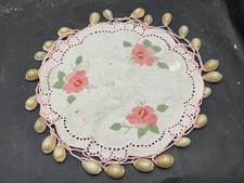 VINTAGE BESTICKTES LEINENDECKCHEN MIT ROSA BLUMEN & MUSCHELRAND HANDARBEIT