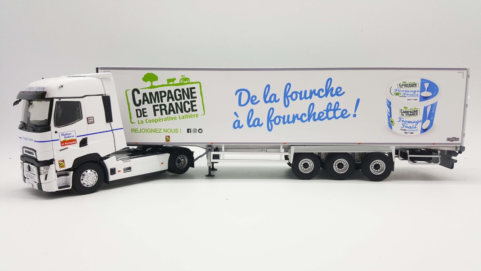 Camion Renault T High 4x2 2023 Eligor avec Remorque Frigo 3 Essieux Maîtres Laitiers 1/43