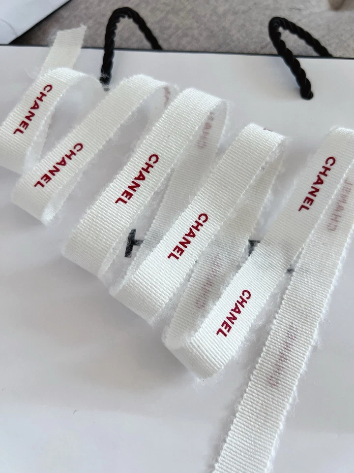 Chanel cinta blanca con logo rojo 100% auténtico y nuevo venta por yarda Foto 2 de 4