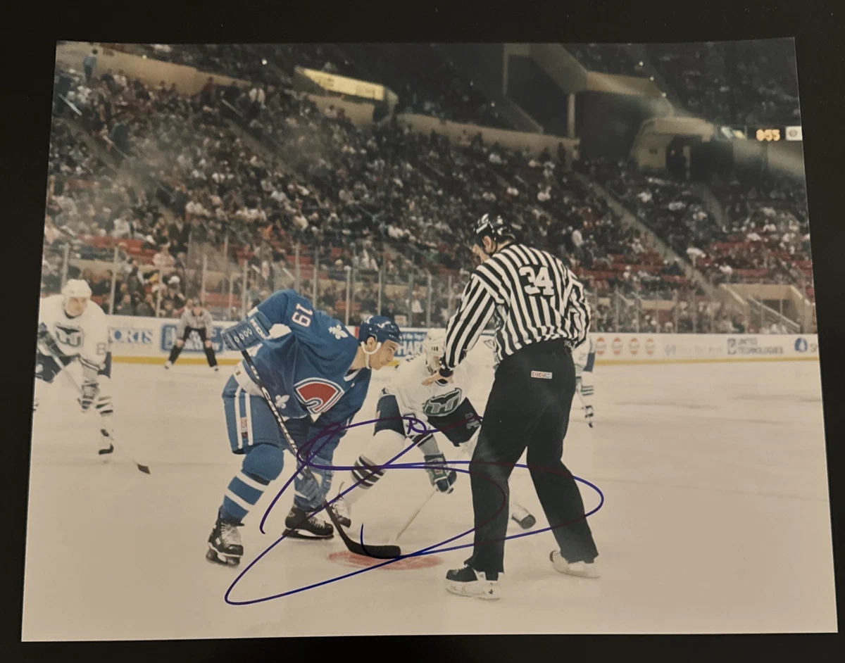 Photo 8x10 Signée Joe Sakic - Québec Nordiques - Authentifiée HockeyInk