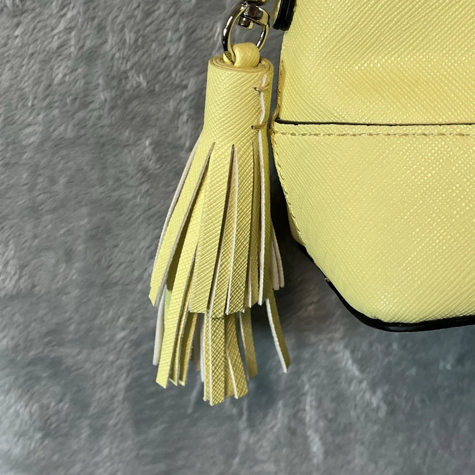 Cartera bandolera domo amarilla Madden Girl flecos Foto 3 de 4