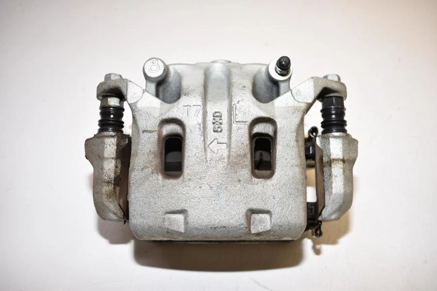 Nissan 370Z Fairlady 2009-2018 base tracción trasera lado del conductor pinza delantera izquierda OEM Foto 3 de 4