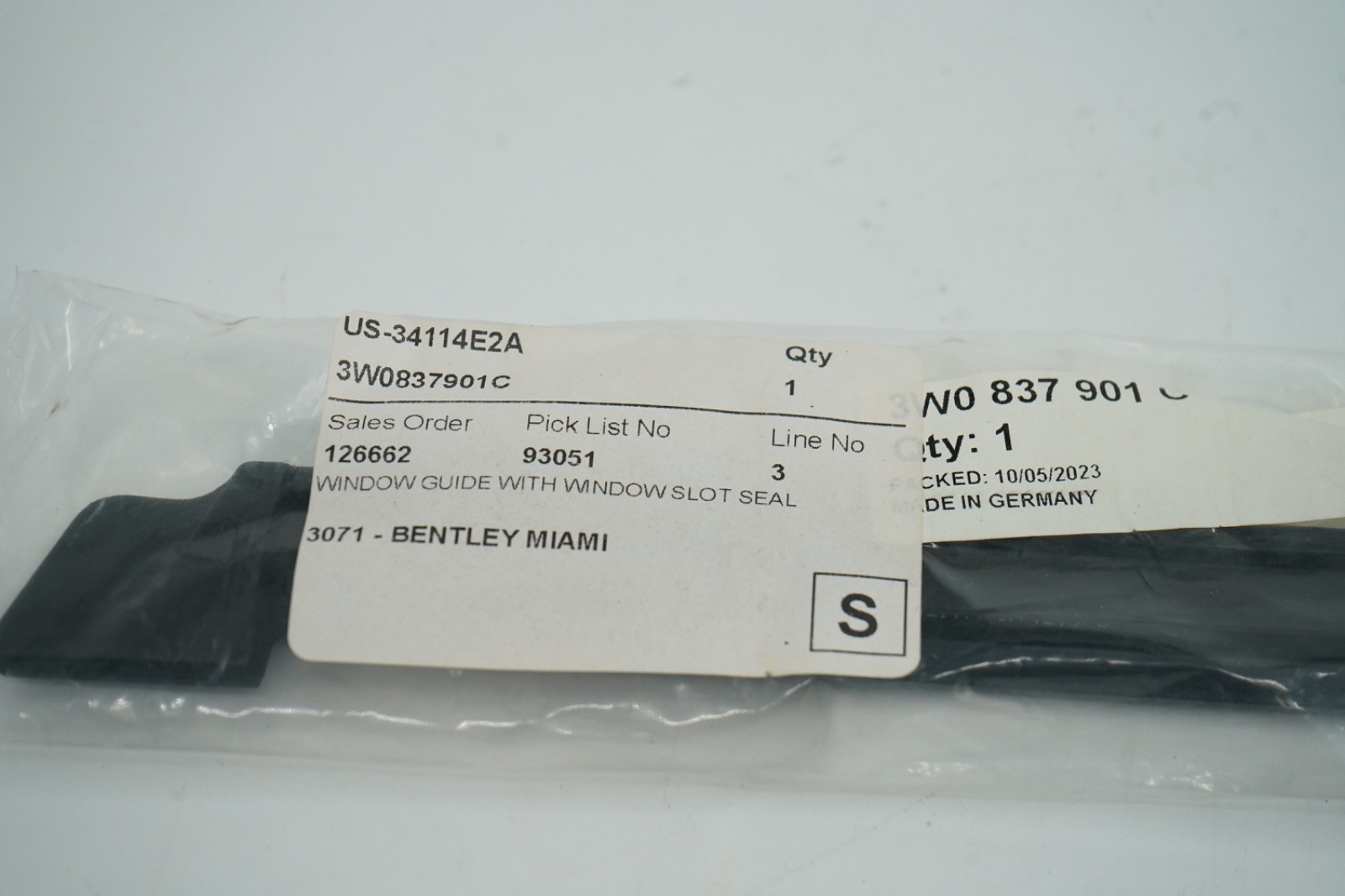 NEW BENTLEY WINDOW SLOT SEAL  | 3W0837901C