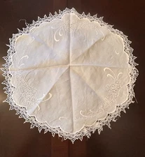 Vintage Italy Handmade Embroidered White Round Lace Centerpiece Tablecloth 21”