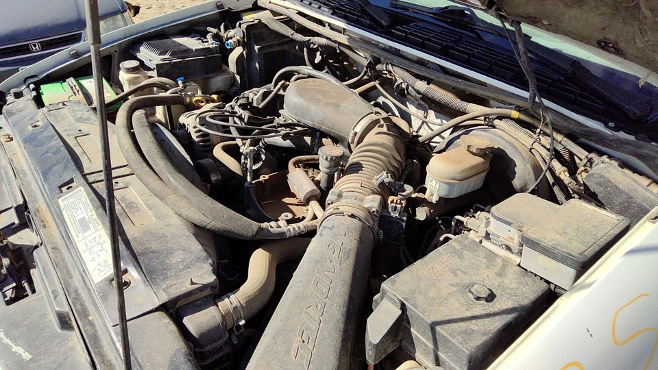 1996-05 S10 Blazer Complete Central Port Fuel Injector Assembly Oem Spider 4.3l - Image 2 of 4