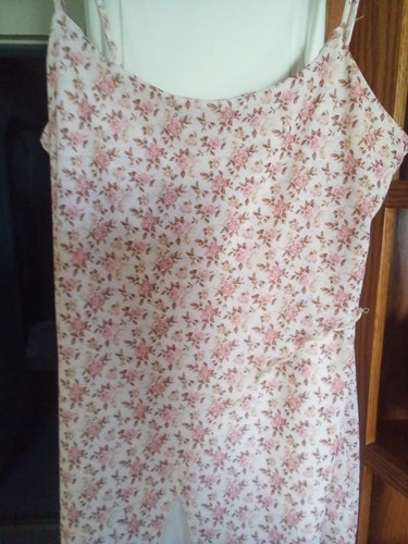 Langes Damenkleid, Größe (M) Medium von Crocket. Hellbraun mit rosa Blumen, hellbrauner Slip - Bild 5 von 9