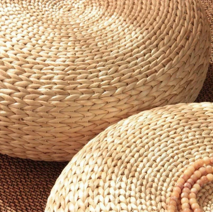 Puf otomano tejido de paja natural Foto 2 de 4