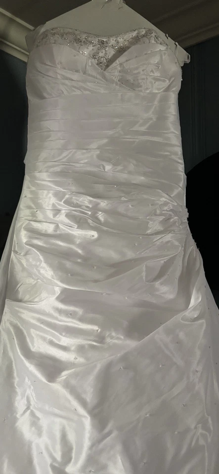 Vestido de novia blanco satinado talla 14 con corsé trasero Foto 2 de 4