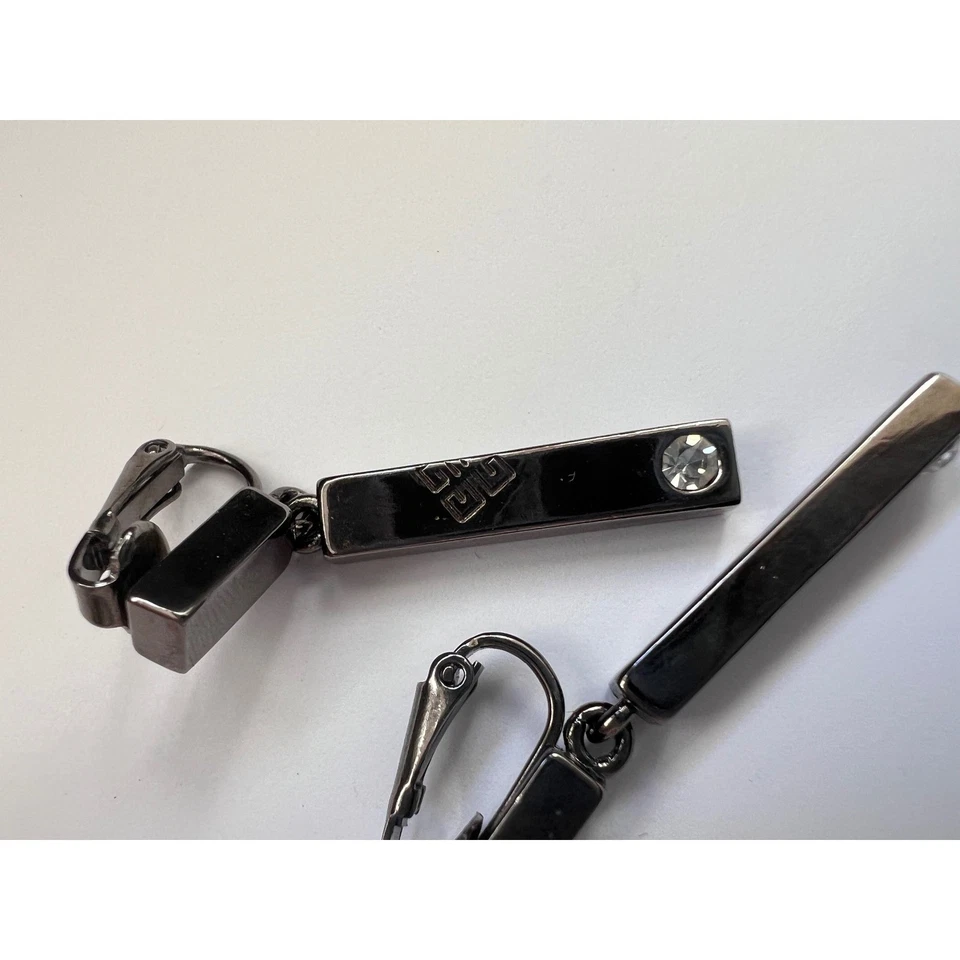Pendientes colgantes de clip vintage Givenchy tono plata estrás logotipo barra colgante Foto 2 de 4