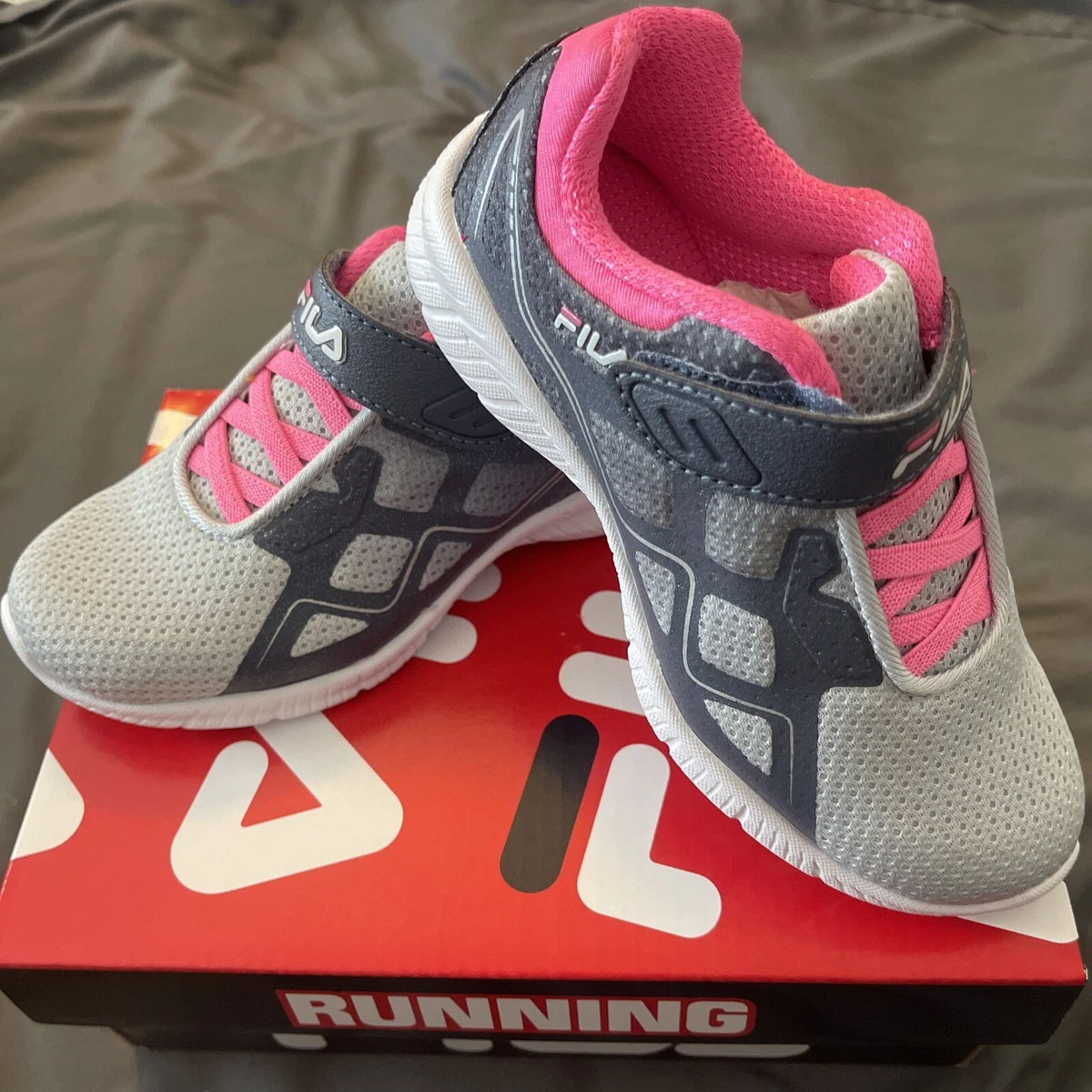 Zapatos fila plateados clearance kinder