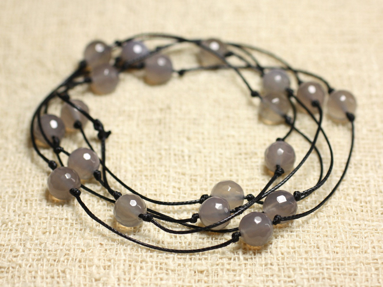 Sautoir agate grise et coton pour remplacer les colliers lourds qui coupent le cou