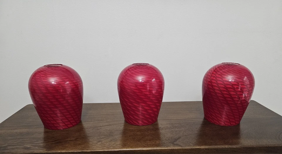 3 PINGENTE DE VIDRO VERMELHO SOPRADO À MÃO ESTILO MURANO TONS CLAROS PADRÃO REDEMOINHO VERMELHO - Imagem 2 de 3