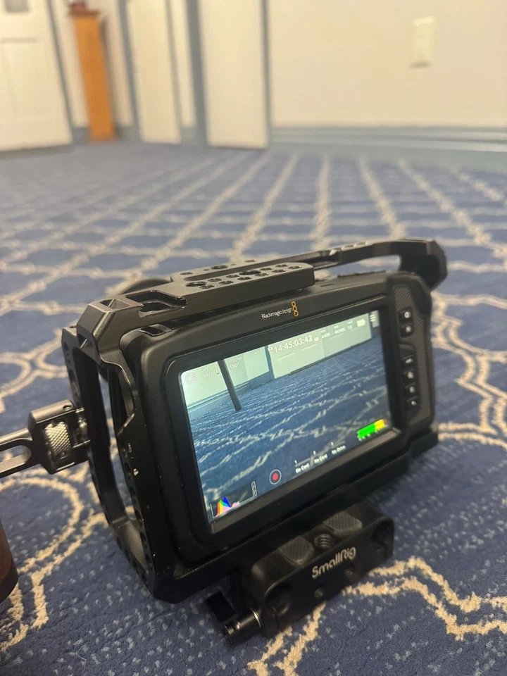 Кинокамера карманная Black Magic 4K с объективом Meike 25 мм - Изображение 3 из 4