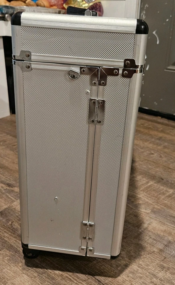 Marca: Estuche de aseo de aluminio Andis con ruedas. Equipos no incluidos. Foto 4 de 4