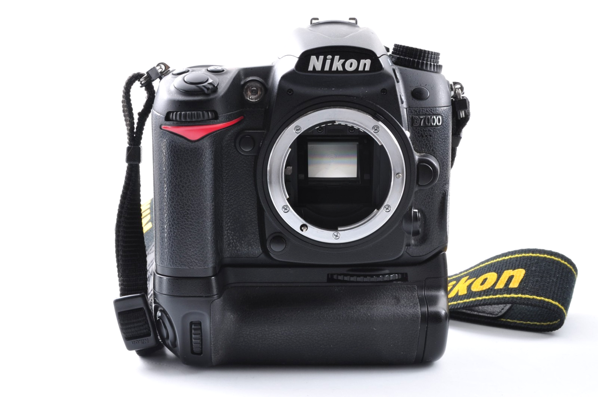 NMINT] Nikon D7000 DSLR + AF Nikkor 28-70mm D Lens /MB-D11 #521