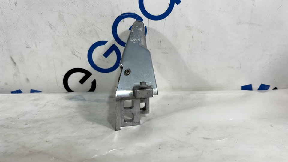 Правая направляющая ремня Aston Martin V8 Vantage для правостороннего ремня 6G33-611B10-B 6G33611B10CA - Изображение 2 из 4