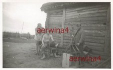 Nackte Soldaten mit Feldtelefon und Kabeltrommel Charkow Ukraine Ostfront