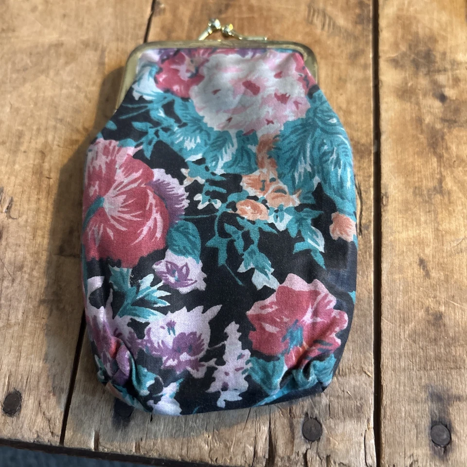 Monedero lápiz labial vintage negro floral de vidrio para cigarrillos con bloqueo de beso Foto 4 de 4