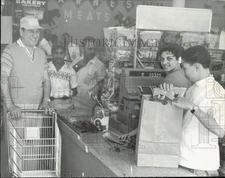 1959 Press Photo Customers line up at the checkout counter in a supermarket