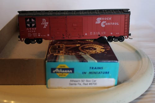 Athearn escala HO, coche de caja de 50', Santa Fe, rojo, #8700 construido ligeramente desgastado | Condition: Used