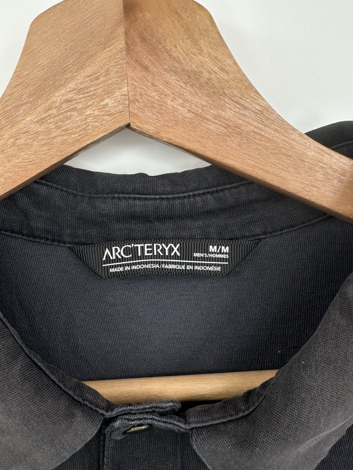 Polo Arc'teryx uomo taglia M sole sbiadito colletto bottoni escursionismo performance logo