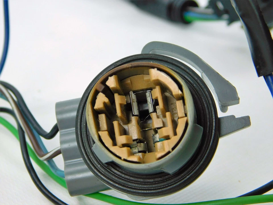 ✅ Arnés de cableado de luz trasera derecha Tahoe Yukon Suburban 2000-2006 OEM Foto 3 de 4