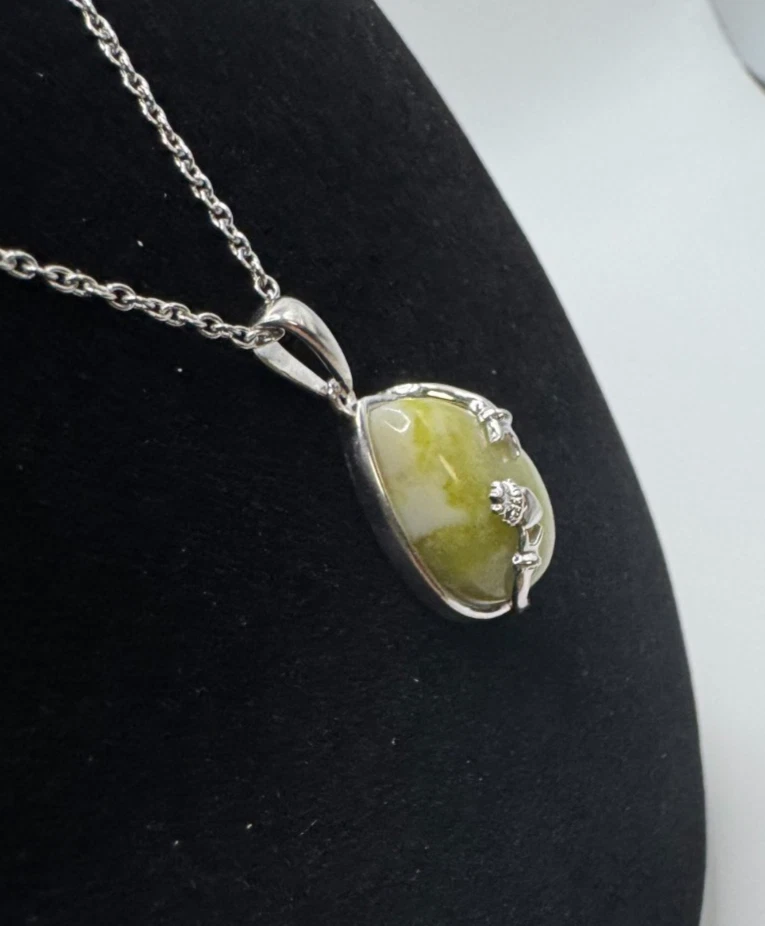 Colgante Claddagh de mármol Connemara 12,35 quilates platino plata de ley - 20 pulgadas Foto 4 de 4