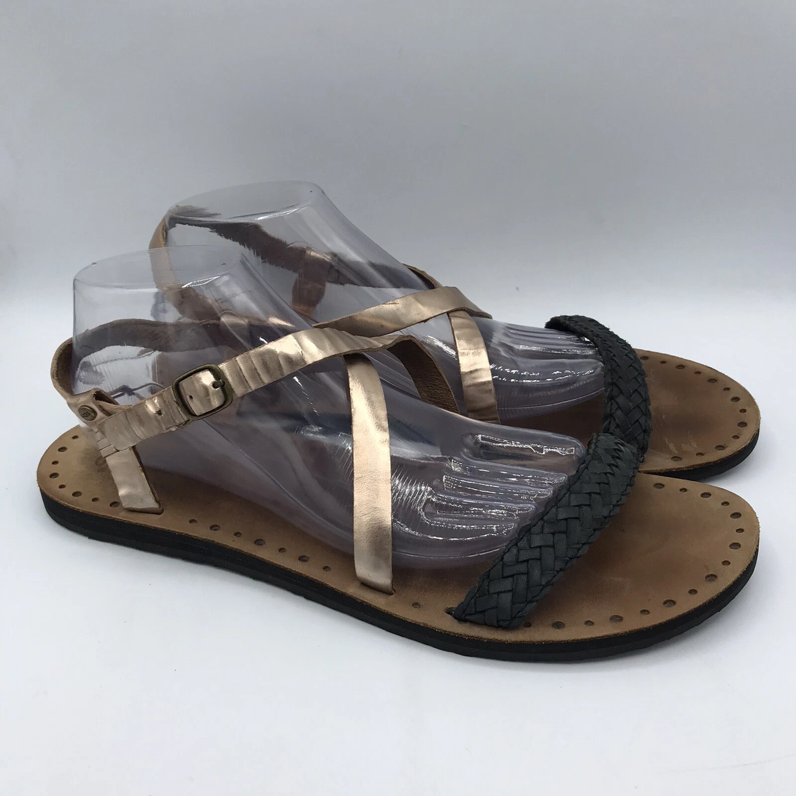 UGG Jordyne sandalo oro rosa pelle metallizzata nero cinturini intrecciati donna 11