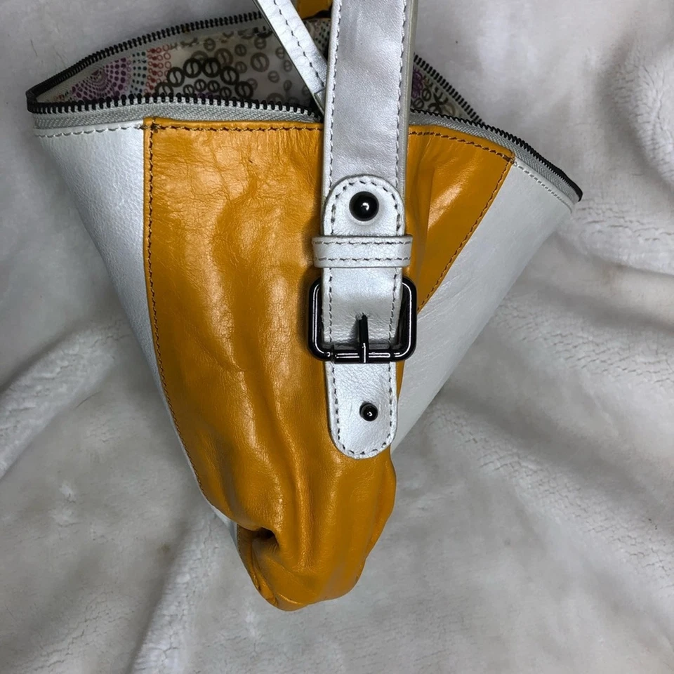 NUEVO CON ETIQUETAS Bolso Hobo Mingus Cuero Latico Bloque de Color Metalizado Oro Blanco Foto 3 de 4