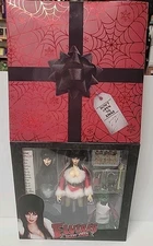 Elvira 8 Inch Action Figure Clothed Series - Elvira's Very Scary Xmas HOT