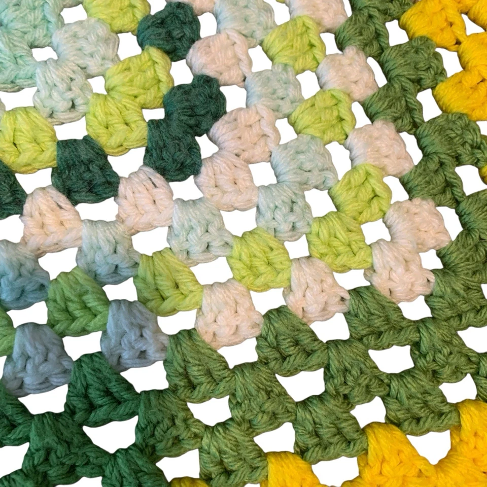 Manta cuadrada abuela ganchillo a mano verde y amarillo ambiente años 70 34x34 Boho Cottage Foto 3 de 4