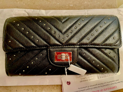 Authentic CHANEL So Black Reissue Compact Wallet Chevron Sheepskin Chanel So Black Sheepskin Chevron 2.55 Reissue Flap Wallet  main image 2
