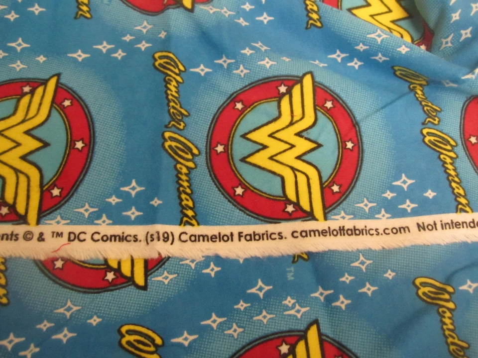 Tela de franela ligera DC Comics Wonder Woman de Camelot 1 yarda x 42 Foto 3 de 4