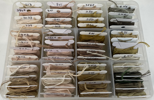 Organizador de hilo de bordar DMC - 100+ bobinas etiquetadas en estuche de almacenamiento. 8 estuches i - Imagen 12 de 13
