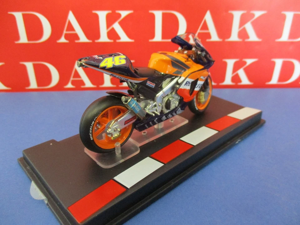 Die cast 1/24 Modellino Moto GP Honda RC211V Valentino Rossi 2003 - Immagine 3 di 4