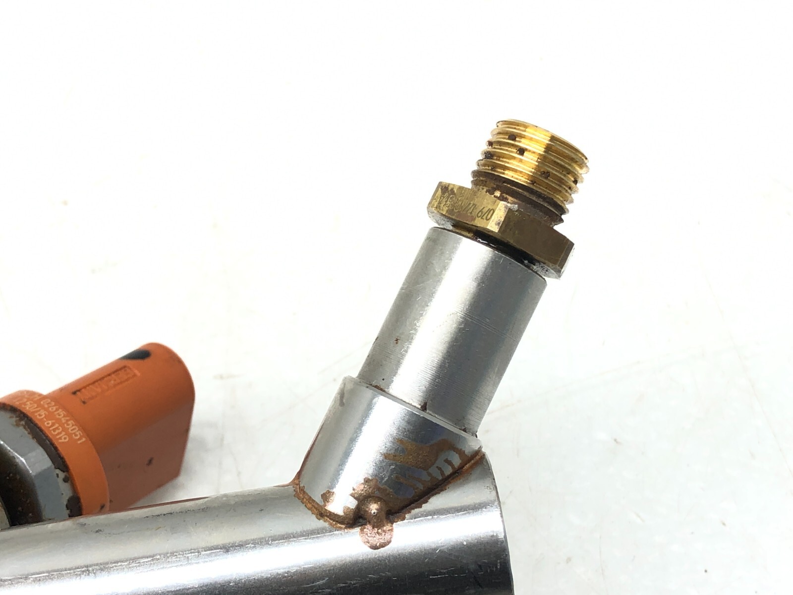 2014-2018 BENTLEY FLYING SPUR V8 RIGHT PASS FUEL RAIL LINE W/ FUEL INJECTORS.