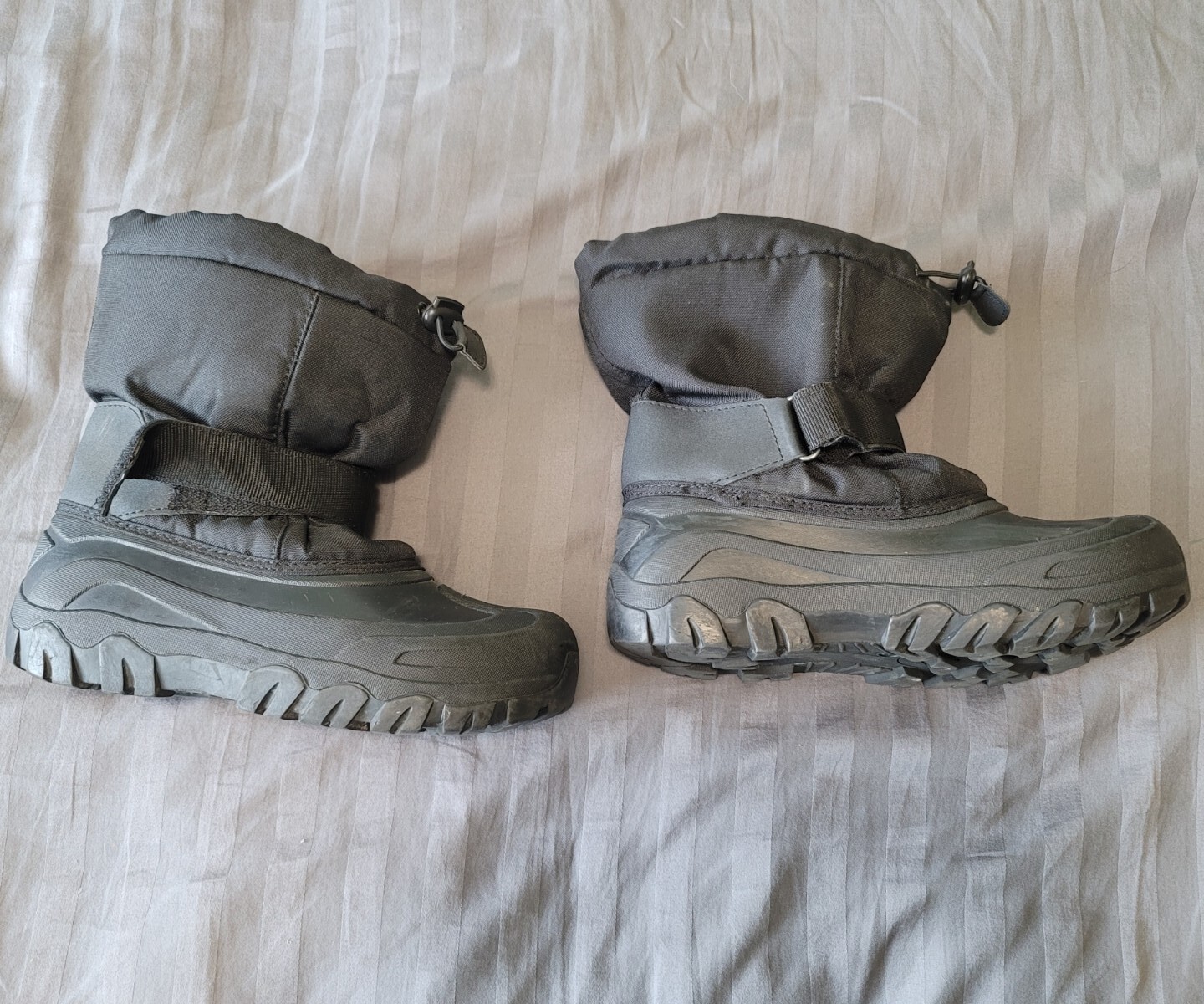 Cat And Jack Winter Boots Unisex Size 6 w/ THERMOLITE Technology in