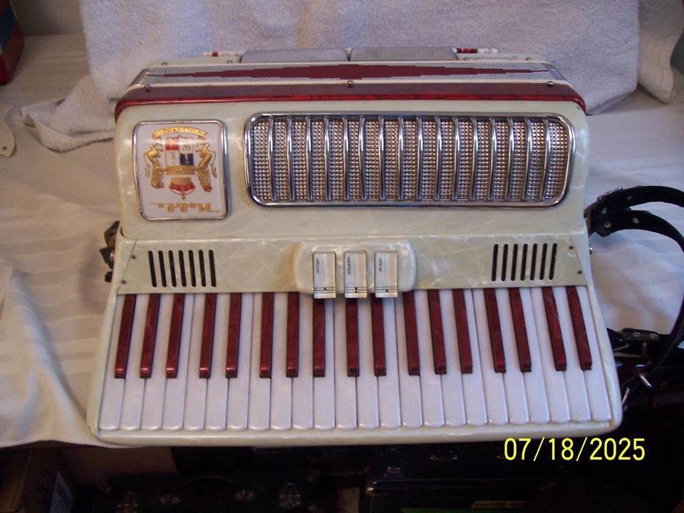 Noble Accordion Red & White 2/4 reeds 120 bass accordian Good used Condition - Image 3 of 4