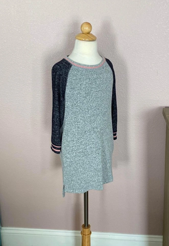 Vestido de suéter gris para niñas pequeñas de Old Navy -5T Foto 4 de 4