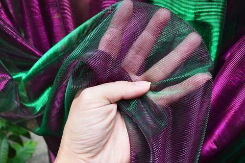 M11 Green Red Metallic Iridescent 2 Tones Stretch Mesh Net Fabric Material - Picture 6 of 9